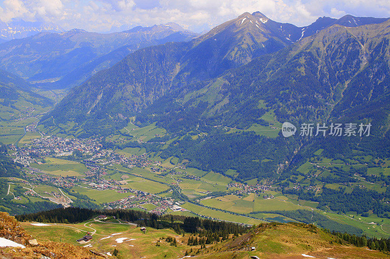 在巴德加斯坦的雪山之上，雄伟的Hohe tauern和Kitzbüheler阿尔卑斯山，戏剧性的泰洛风景全景，奥地利